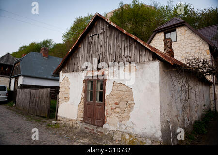 Maison de désolation à Kazimierz Dolny, Pologne, Europe, forlorn propriété privée à l'extérieur, bâtiment délabré piscine, ancienne maison. Banque D'Images