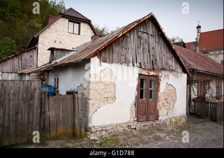 Maison à l'abandon à Kazimierz Dolny, Pologne, Europe, forlorn propriété privée à l'extérieur, bâtiment délabré piscine, ancienne maison. Banque D'Images