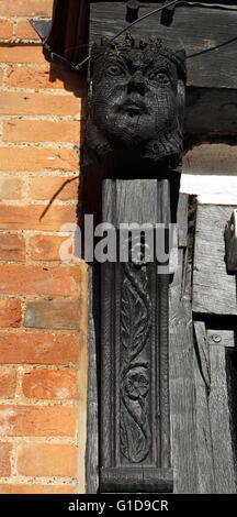 Période Tudor tête décorative sur la façade d'un immeuble à Stratford-Upon-Avon, en Angleterre. 16e siècle Banque D'Images