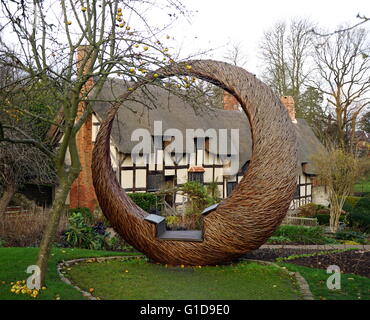 Anne Hathaway's Cottage, où Anne Hathaway, la femme de William Shakespeare, a vécu comme un enfant. Stratford-upon-Avon, en Angleterre. La première partie de la maison a été construite avant le 15e siècle ; la partie supérieure est 17e siècle Banque D'Images