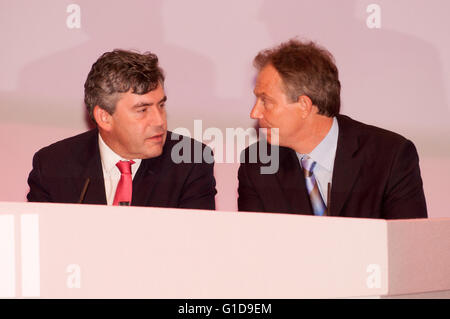 Le premier ministre Tony Blair et le chancelier Gordon Brown lors de la conférence du Parti du Travail de 2004 à Brighton. Banque D'Images