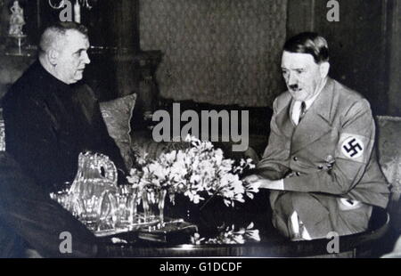 Impression photographique de Jozef Tiso (1887-1947) un prêtre catholique et un homme politique du Parti du peuple slovaque, rencontre avec Adolf Hitler (1889 - 1945) un homme politique allemand, leader du parti nazi, chancelier de l'Allemagne, et Führer de l'Allemagne nazie. En date du 20e siècle. Banque D'Images