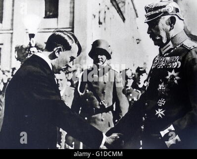 Impression photographique du président Paul von Hindenburg (1847-1934) en serrant la main d'Adolf Hitler (1889 - 1945) en Pologne. En date du 20e siècle Banque D'Images