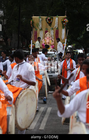 Pune, Inde - le 17 septembre 2015 : festival Ganesh procession étant traditionnellement célébré Dhol Tasha percussion et danse. Banque D'Images