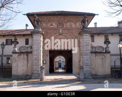 Certosa di Pavia, Italie - 8 mars 2015 : entrée principale du jardin avec vue sur l'Église en arrière-plan. L'ancienne gat Banque D'Images