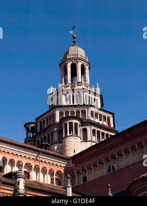 Certosa di Pavia, Italie - 8 mars 2015 : cloître avec vue sur l'église et les dômes de spiers. En particulier la brique rouge utilisé pour Banque D'Images