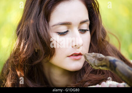 Teenage girl holding attrayant le python fermer près de la face Banque D'Images