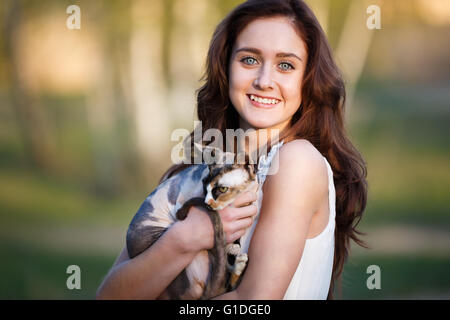 Portrait de la happy smiling girl avec sphynx Banque D'Images