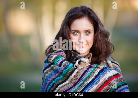 Portrait de la happy smiling girl avec sphynx Banque D'Images