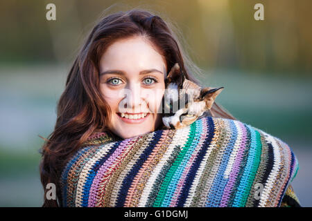 Portrait de la happy smiling girl avec sphynx Banque D'Images