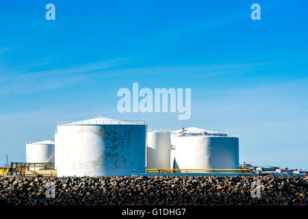 Silos Storgae par l'océan dans le ciel bleu Banque D'Images