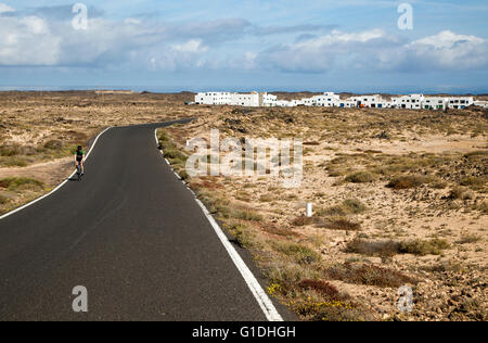 Cycliste sur route à Caleta de Caballo village, Lanzarote, îles Canaries, Espagne Banque D'Images