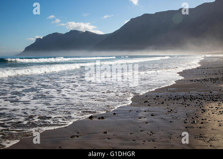 Plage de la côte de l'océan Atlantique et les vagues, Caleta de Famara, Lanzarote, îles Canaries, Espagne Banque D'Images