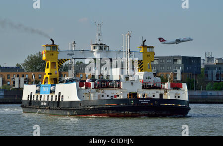 La Woolwich Ferry offre gratuitement un véhicule et services de traversier sur la Tamise à partir de North Woolwich à Woolwich Banque D'Images