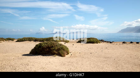 Océan Atlantique calme paysage, Caleta de Famara, Lanzarote, îles Canaries, Espagne Banque D'Images