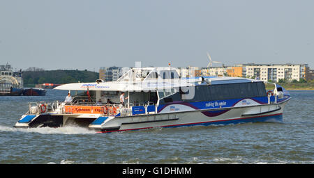 Typhon Clipper, l'un des parc de MBNA Thames Clippers de descendre la Tamise juste après le passage de la Woolwich Ferry à Londres Banque D'Images