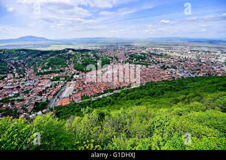 Photo aérienne à la Transylvanie de Brasov la vieille ville médiévale au printemps Banque D'Images