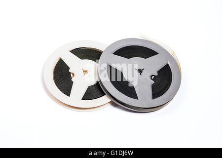Deux rouleaux de film ou sur un fond blanc. La bande de vieux film isolé sur fond blanc. Banque D'Images