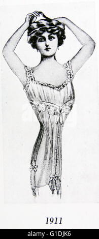 Femme en costume typique des années 1910. Banque D'Images