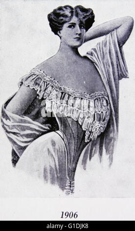 Femme en costume typique des années 1900. Banque D'Images