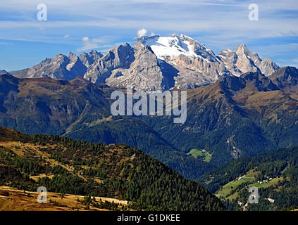 Plus haut sommet des Dolomites avec glacier - Punta Penia sur la montagne Marmolada - groupe de Nuvolau peak Banque D'Images