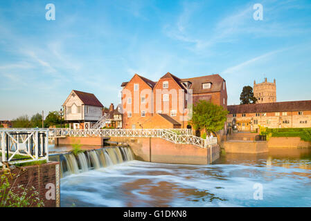 Une longue exposition photo de Tewkesbury watermill, Gloucestershire, Royaume-Uni. Banque D'Images