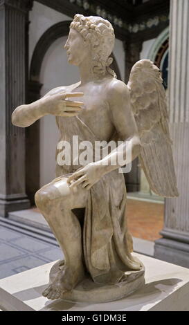 Une Satute de ange agenouillé (l'un d'une paire). Peut-être faite par Silvio Cosini (1495-1549) sculpteur italien. En date du 16e siècle Banque D'Images