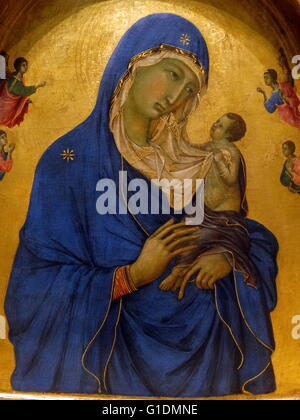 La peinture intitulée "La Vierge et l'enfant avec les Saints Dominique et Aurea' de Duccio di Buoninsegna (1255-1319) un peintre italien. En date du 13e siècle. Banque D'Images