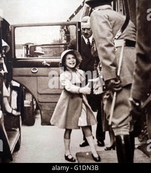 Photographie de la princesse Elizabeth (1926-) d'être accueillis par un site officiel, Windsor. En date du 20e siècle Banque D'Images