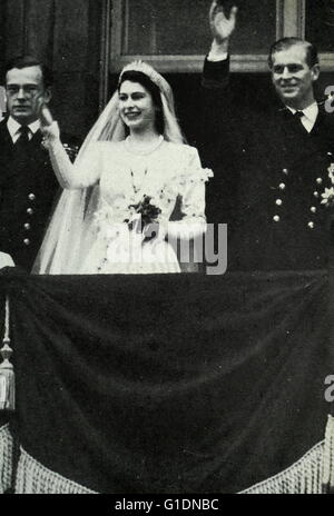 Photographie de la princesse Elizabeth (1926-) et le Prince Philip, duc d'Édimbourg (1921-) sur le balcon de Buckingham Palace. En date du 20e siècle. Banque D'Images