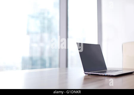 Ordinateur portable sur table avec vue sur la city skyscrapers Banque D'Images