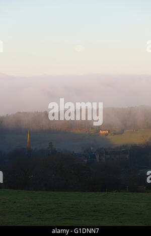 Brume matinale sur les collines, près de cotton weaver, Staffordshire, Royaume-Uni Banque D'Images