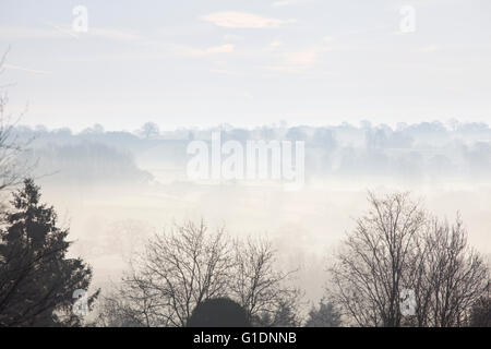 Brouillard épais le matin sur les collines, ellastone weaver, Staffordshire, Royaume-Uni Banque D'Images