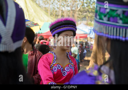 Une fille Hmong dans son costume rose festival du Nouvel An au cours. Banque D'Images