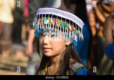 Une fille Hmong dans son costume traditionnel. Banque D'Images