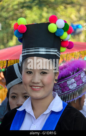 Une dame Hmong dans son costume traditionnel. Banque D'Images