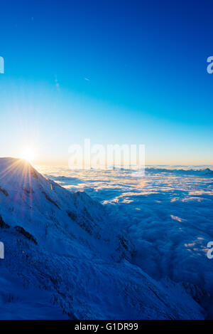 Europe, France, Haute Savoie, Rhone Alpes, Chamonix, mer de nuages sur la vallée de Chamonix L'inversion du temps, coucher du soleil Banque D'Images