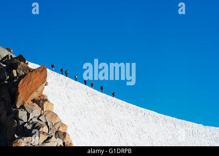 Europe, France, Haute Savoie, Rhône-Alpes, Chamonix, les grimpeurs sur l'arête de l'Aiguille du Midi Banque D'Images