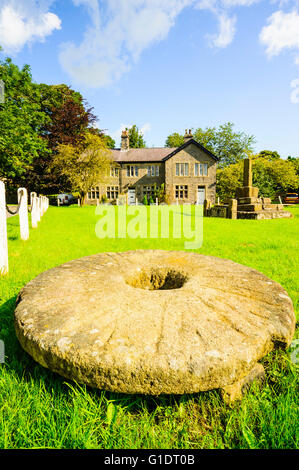 Ancienne meule avec des stocks et de la souche derrière à Bolton-by-Bowland dans la vallée de Ribble, Lancashire Banque D'Images