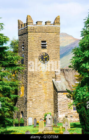 Église de Jésus à Troutbeck dans le Lake District avec le pic de mauvais derrière Bell Banque D'Images