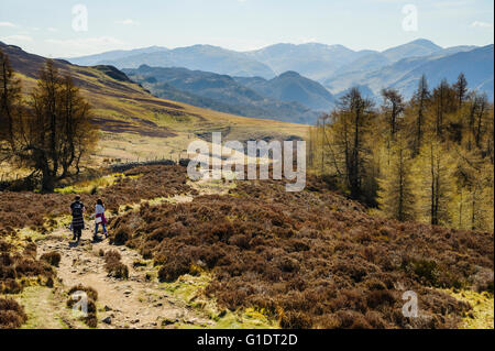 Les randonneurs au-dessus Walla Crag dans le Lake District à Borrowdale vers Scafell Pike et Grand Gable Banque D'Images