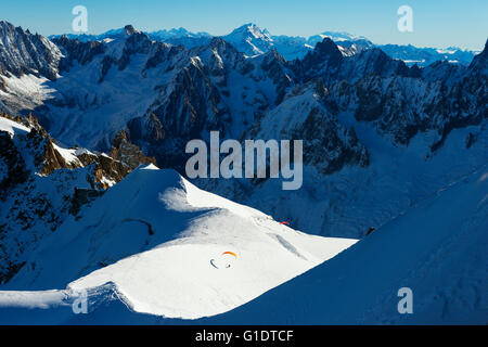 Europe, France, Haute Savoie, Rhône-Alpes, Chamonix, de parapente sur la Vallée Blanche Banque D'Images