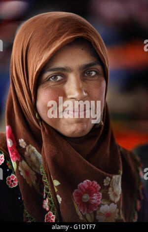 Femme ethnique dans un marché de village dans la région d'Aydin, Turquie. Banque D'Images