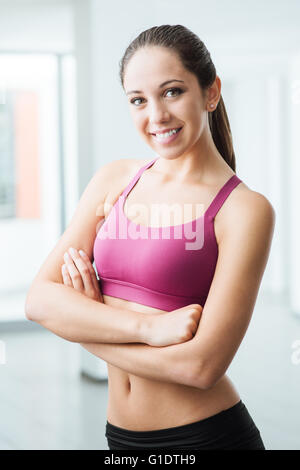 Young smiling woman posing dans la salle de sport et fitness, concept et mode de vie sain Banque D'Images