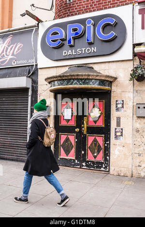 Hipster fille qui marche devant l'entrée d'epic dalston, une 600 multi-usage de la capacité d'événements située au coeur de dalston Banque D'Images