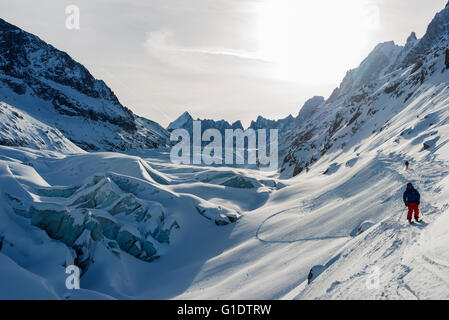 Europe, France, Haute Savoie, Rhône-Alpes, Chamonix, le ski de randonnée sur le glacier de l'Argentière Banque D'Images