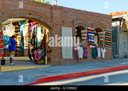 Une boutique à Todos Santos, Baja, au Mexique Afficher articles souvenirs colorés. Banque D'Images