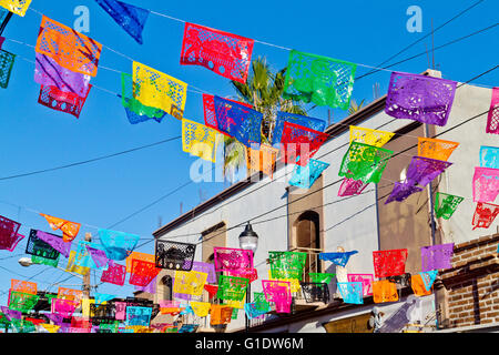 Papel picados (drapeaux en papier) décorer une rue à Todos Santos, Baja, au Mexique. Banque D'Images