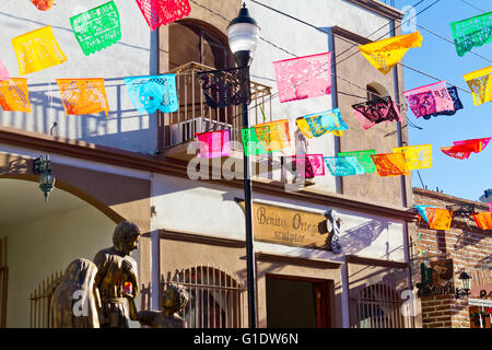 Papel picados (drapeaux en papier) décorer une rue à Todos Santos, Baja, au Mexique, en face de l'atelier du sculpteur Benito Ortega. Banque D'Images