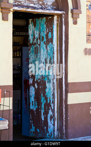 Ancienne porte rustique, avec peinture bleue écaillée sur un magasin à El Triunfo, Baja Sur, au Mexique. Banque D'Images